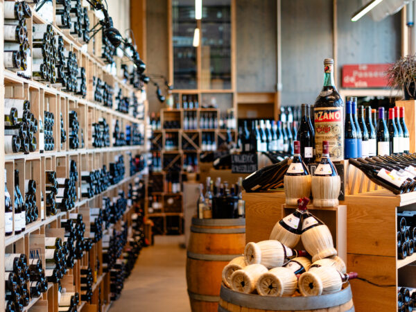 Marie-Thérèse Chappaz opens her bottles at Le Passeur