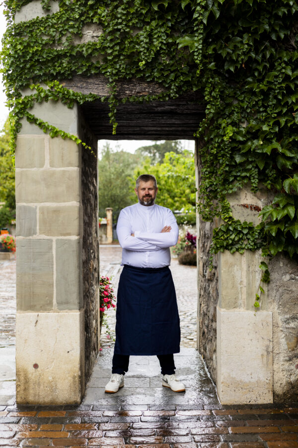 Yann Klein prépare sa table gastronomique