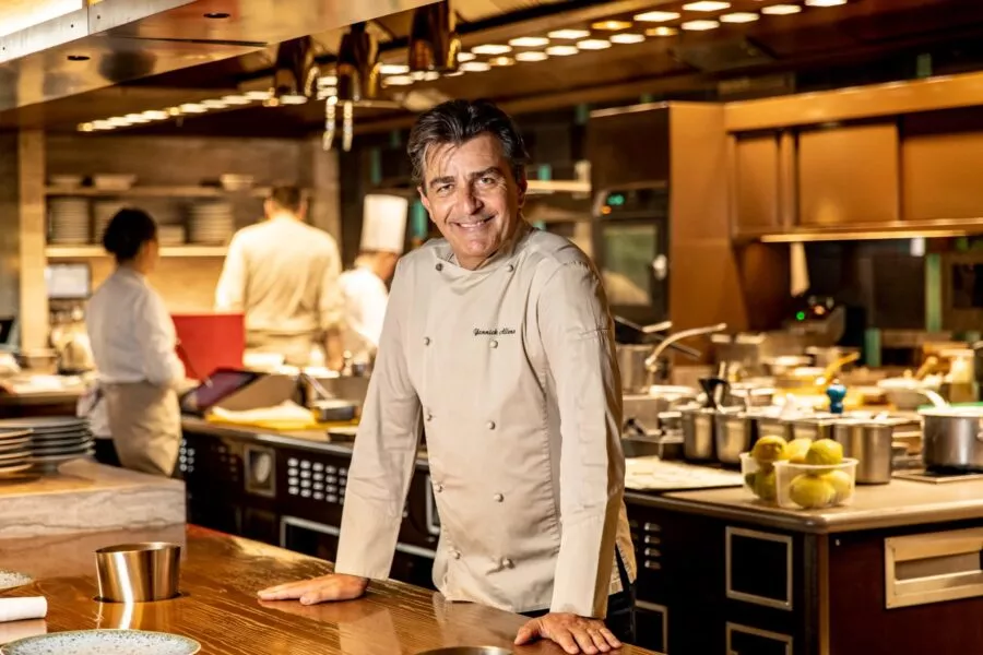 6748506c8bb25c5b48dfd2f8 portrait chef YA