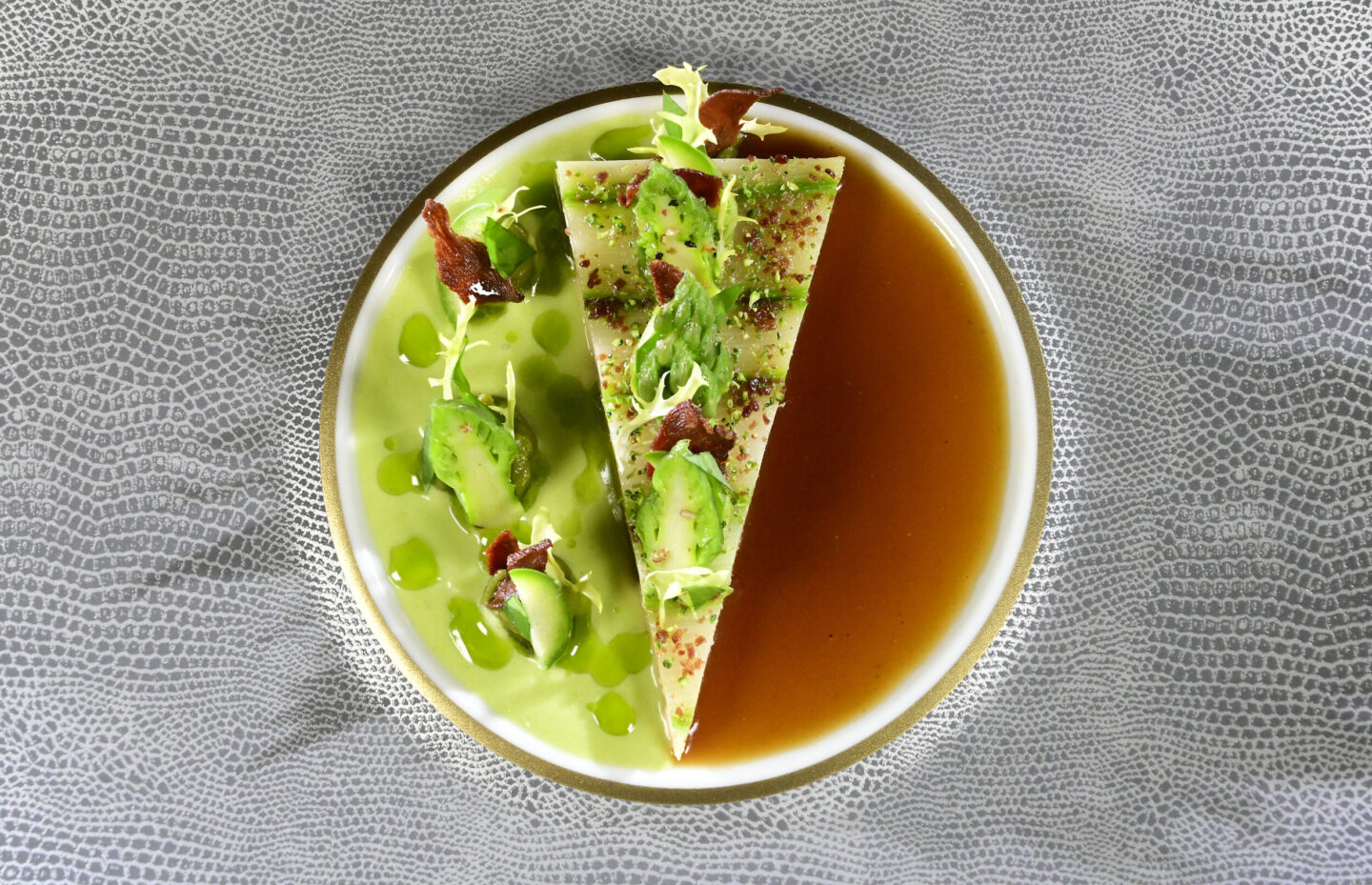 Foie gras asperges vertes à l'ail des ours et chips de magret fumé